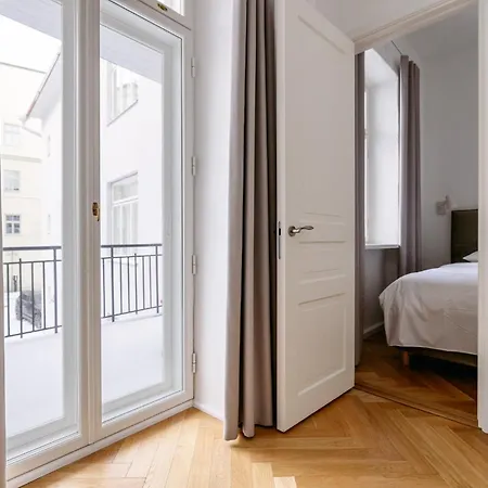 Hestia Barons Old Town 4*